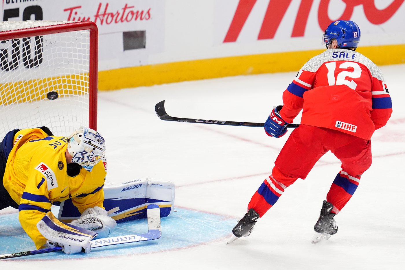 Czechia beats Sweden 3-2 in a shootout to win bronze at world juniors | iNFOnews.ca Czechia beats Sweden 3-2 in a shootout to win bronze at world juniors | iNFOnews.ca