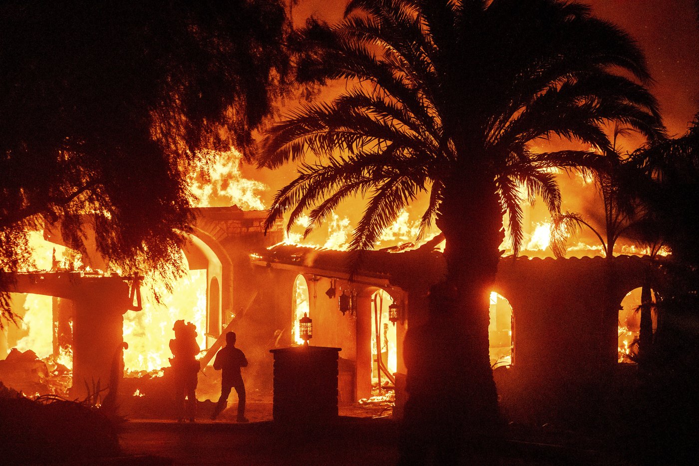 Thousands ordered to evacuate as powerful wind-fed wildfire burns homes in Southern California | iNFOnews.ca Thousands ordered to evacuate as powerful wind-fed wildfire burns homes in Southern California | iNFOnews.ca