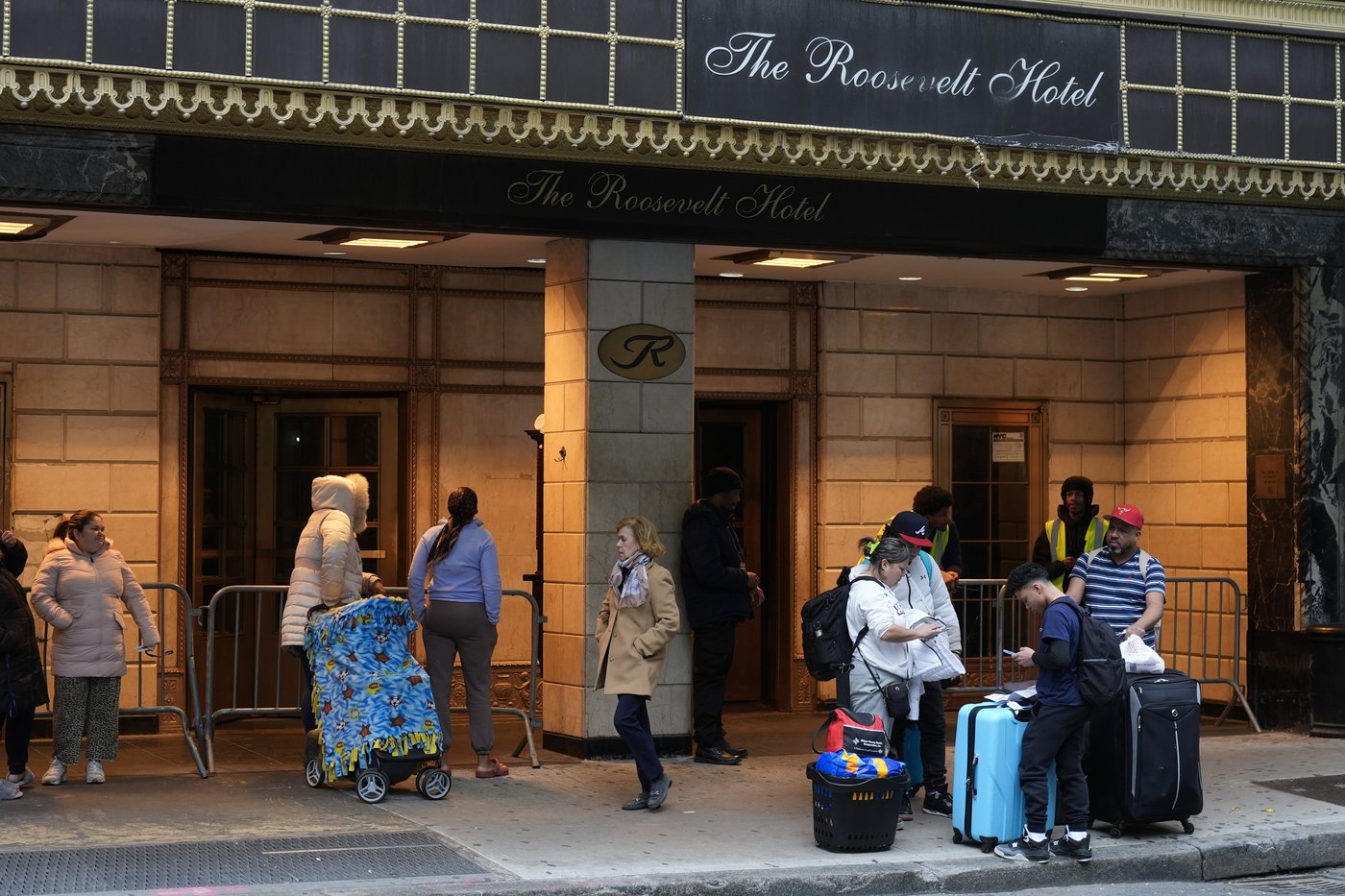 New York City closes arrival center for migrants in once grand Manhattan hotel | iNFOnews.ca New York City closes arrival center for migrants in once grand Manhattan hotel | iNFOnews.ca