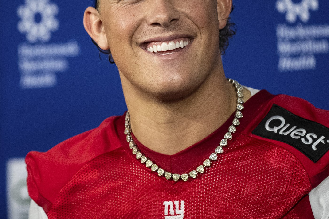 Giants first-round quarterback Jaxson Dart wearing sister's sparkling necklace for luck | iNFOnews.ca