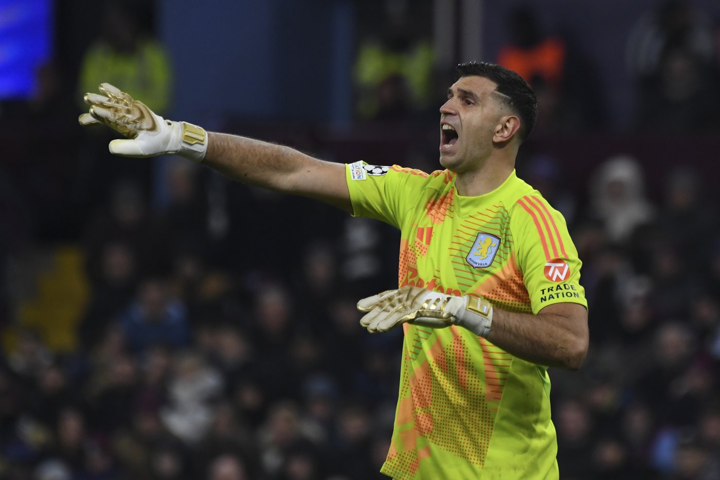 Martinez parades goalkeeper awards and justifies them with wonder save for Villa in Champions League | iNFOnews.ca Martinez parades goalkeeper awards and justifies them with wonder save for Villa in Champions League | iNFOnews.ca
