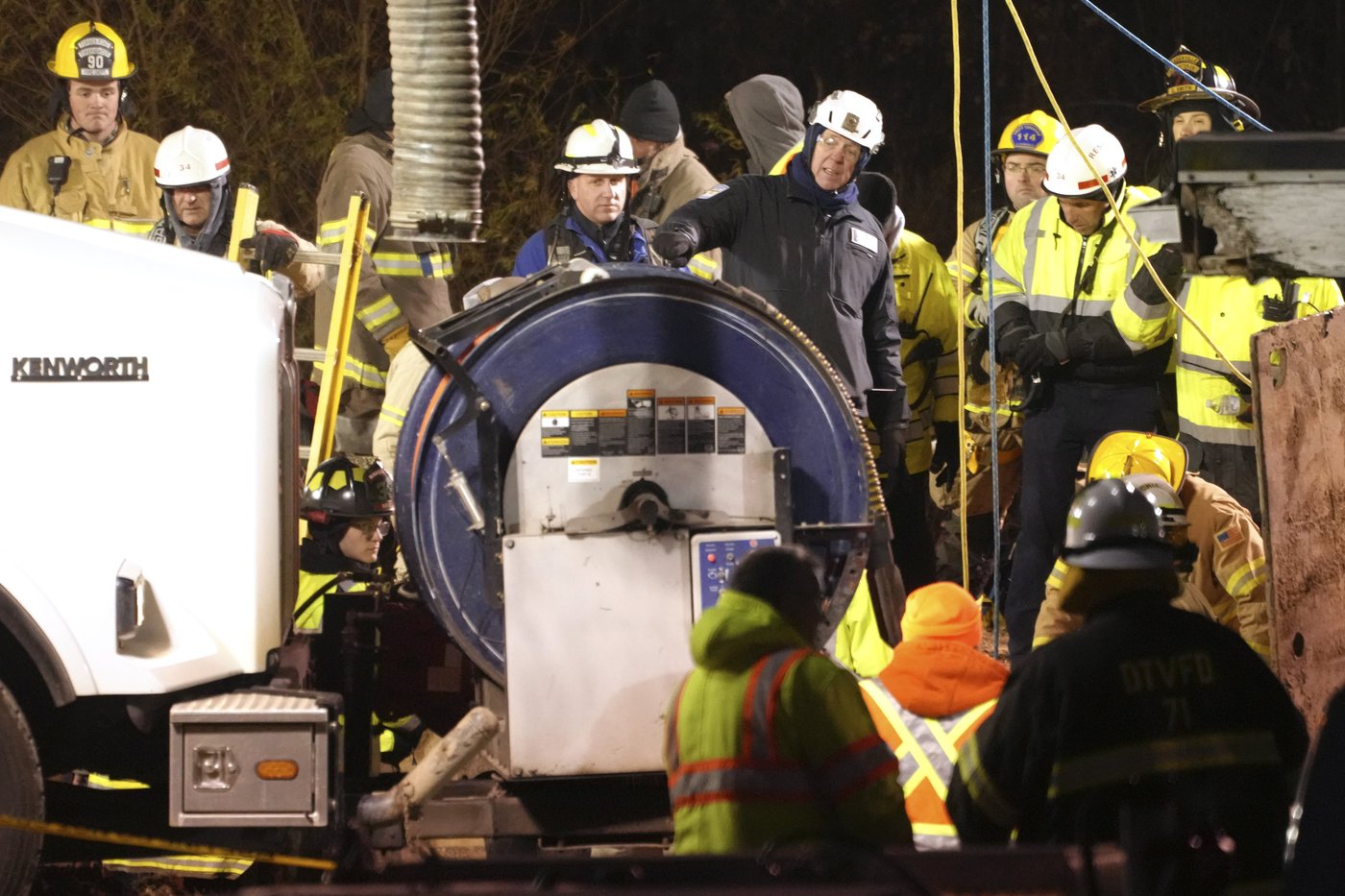 Search extends into the night for Pennsylvania woman who may have fallen into sinkhole | iNFOnews.ca