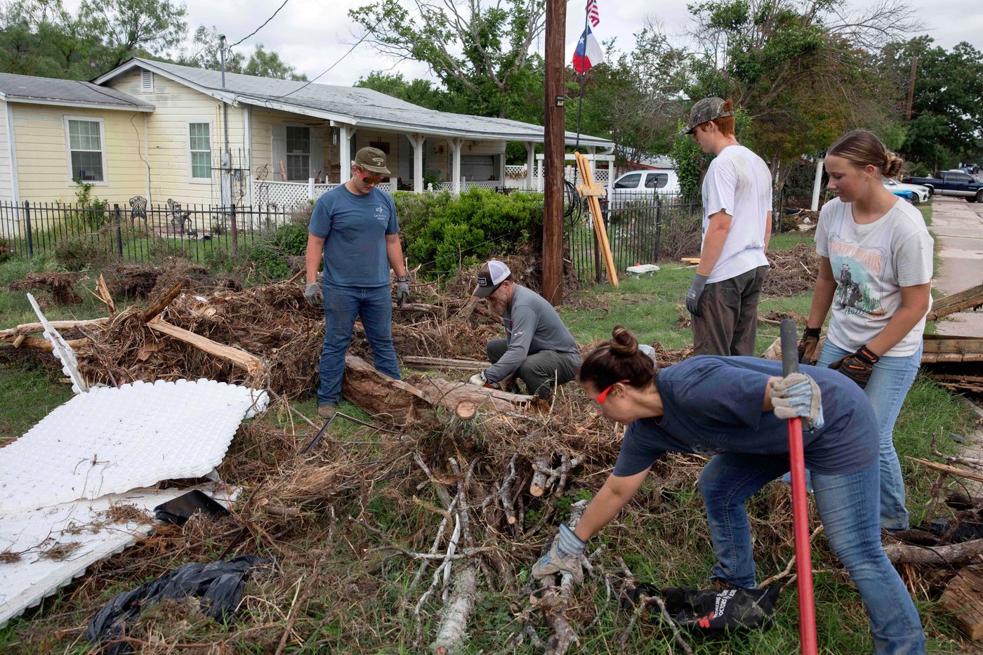 Armies of Texas volunteers dig out, clean up, after fatal floods | iNFOnews.ca Armies of Texas volunteers dig out, clean up, after fatal floods | iNFOnews.ca