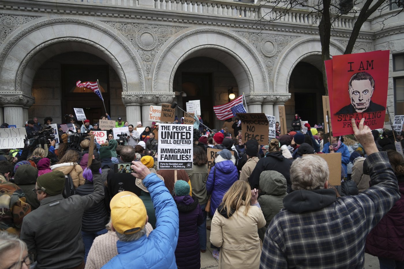 Protesters chant after arrest of judge accused of helping man evade immigration authorities | iNFOnews.ca Protesters chant after arrest of judge accused of helping man evade immigration authorities | iNFOnews.ca