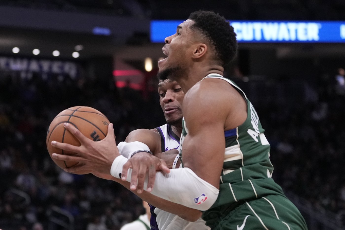 LaVine, DeRozan lead Kings past Bucks 135-133 | iNFOnews.ca