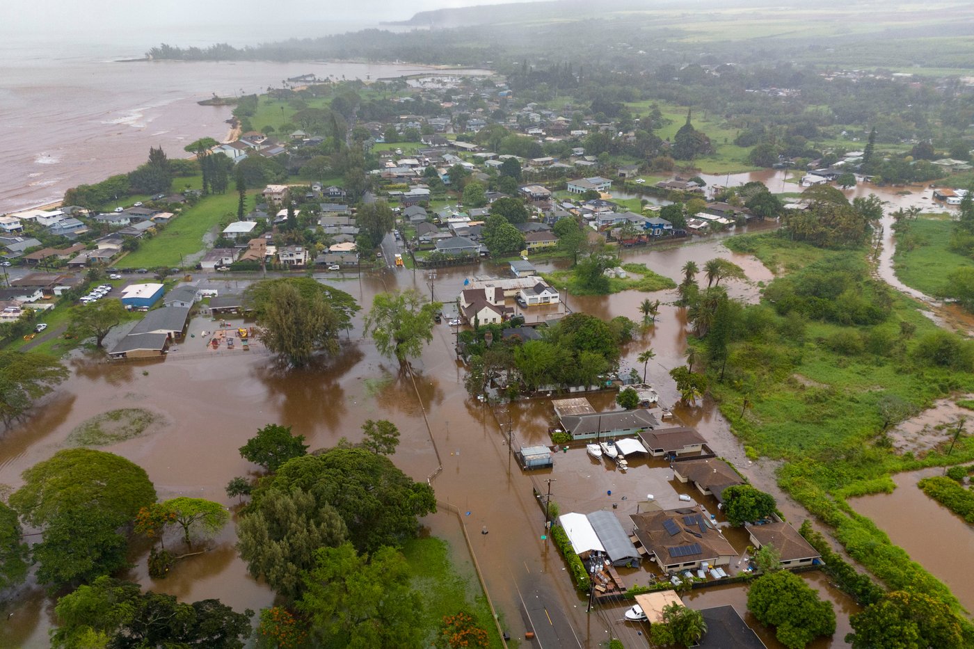230 people are rescued as flash flooding hits Hawaii and officials warn 120-year-old dam could fail | iNhome 230 people are rescued as flash flooding hits Hawaii and officials warn 120-year-old dam could fail | iNhome