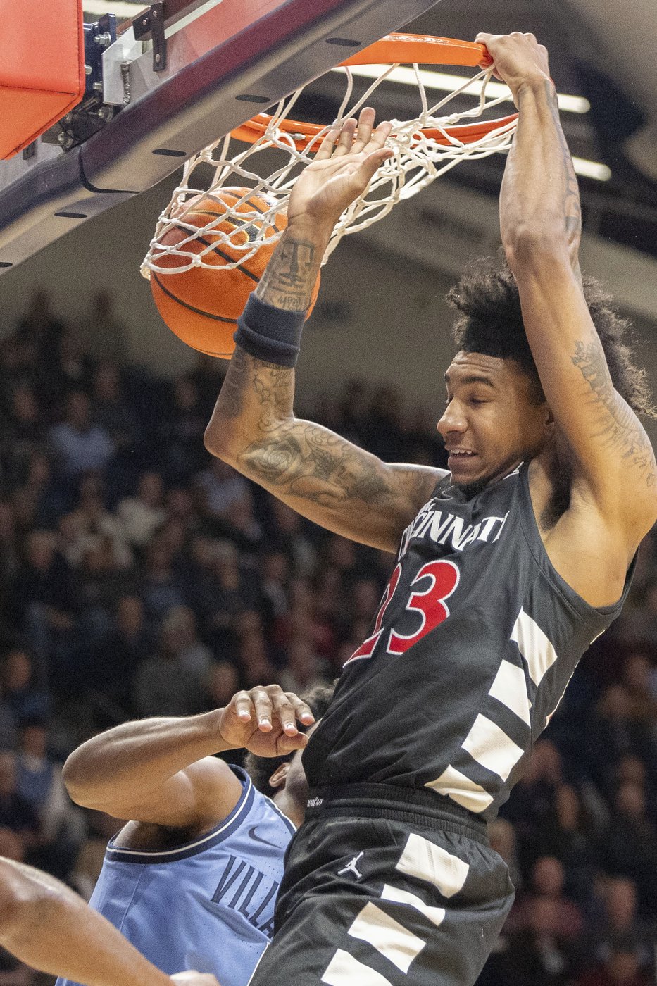 Eric Dixon scores 31 points, Villanova beats No. 14 Cincinnati 68-60 | iNFOnews.ca
