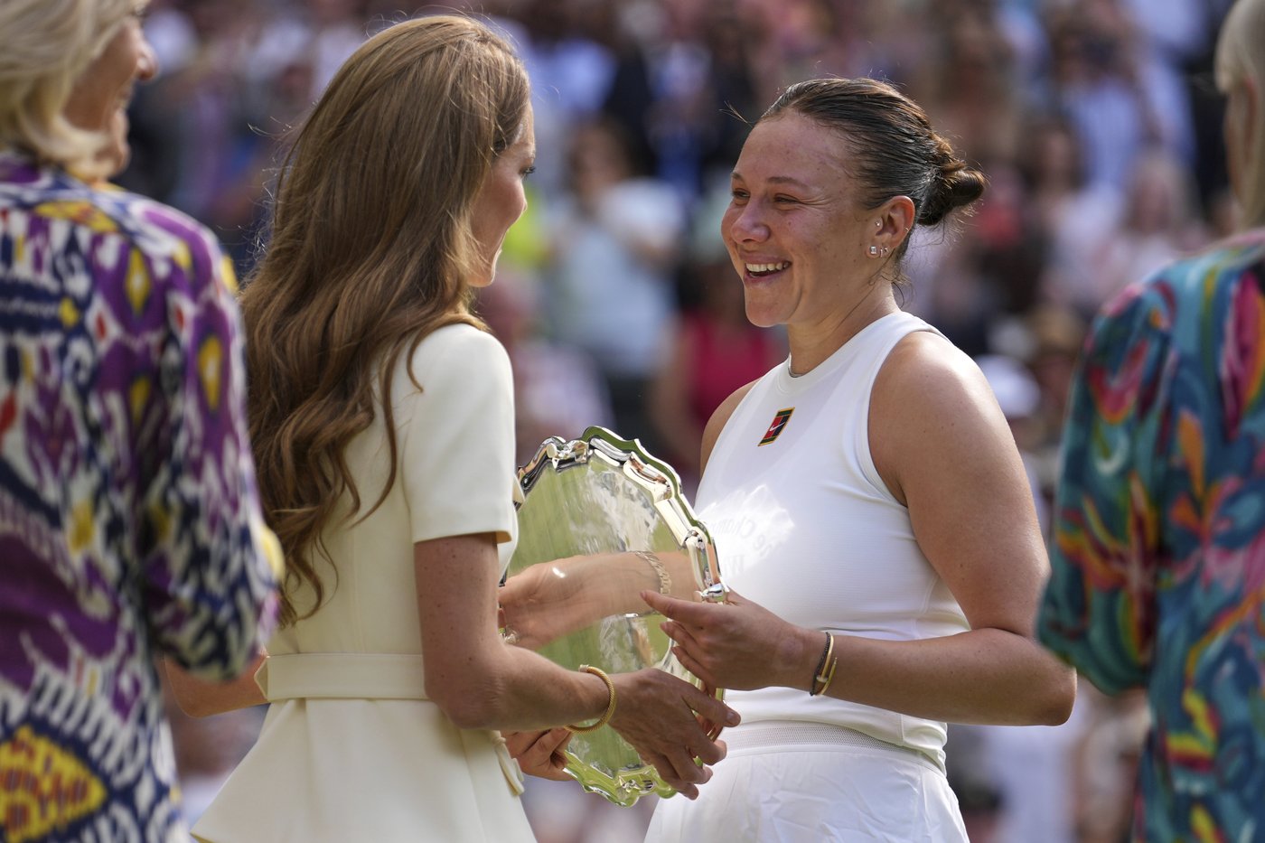 Kate, Princess of Wales, presents Wimbledon winner's trophy to Swiatek, consoling words to Anisimova | iNFOnews.ca Kate, Princess of Wales, presents Wimbledon winner's trophy to Swiatek, consoling words to Anisimova | iNFOnews.ca
