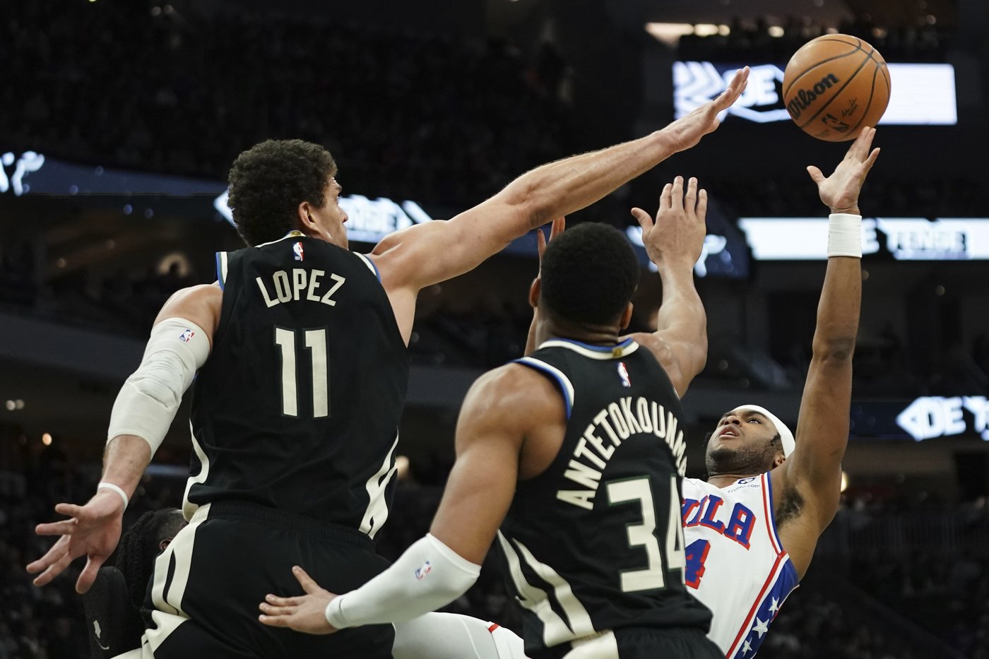 Antetokounmpo scores 34 points in Bucks' 123-109 victory over the short-handed 76ers | iNFOnews.ca