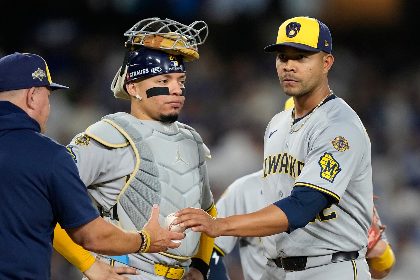 Hoskins, Quintana to become free agents after Brewers decline 2026 options | iNFOnews.ca