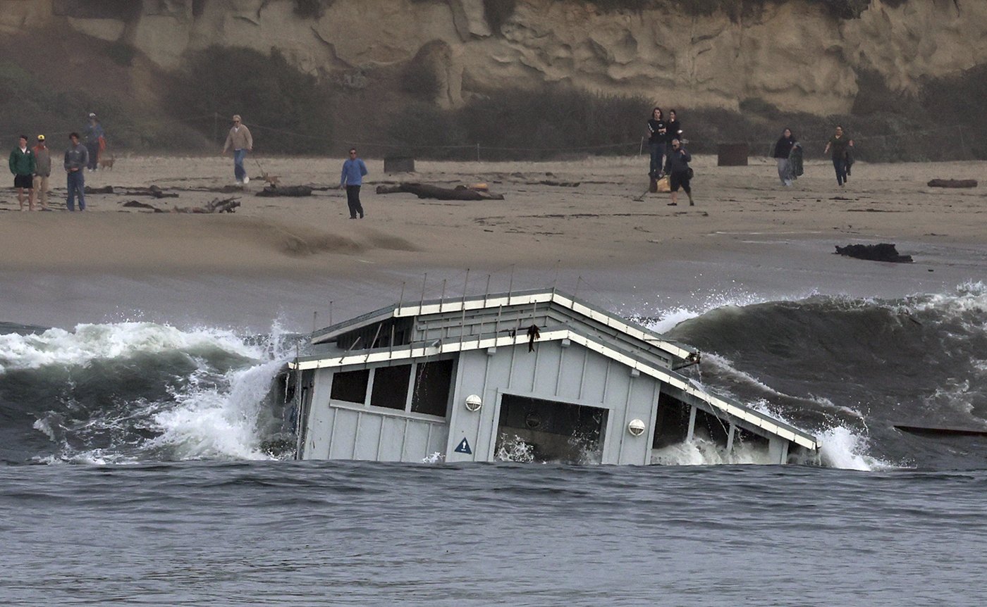 Major storm pounds California's central coast, blamed for man's death and partially collapsing pier | iNFOnews.ca Major storm pounds California's central coast, blamed for man's death and partially collapsing pier | iNFOnews.ca