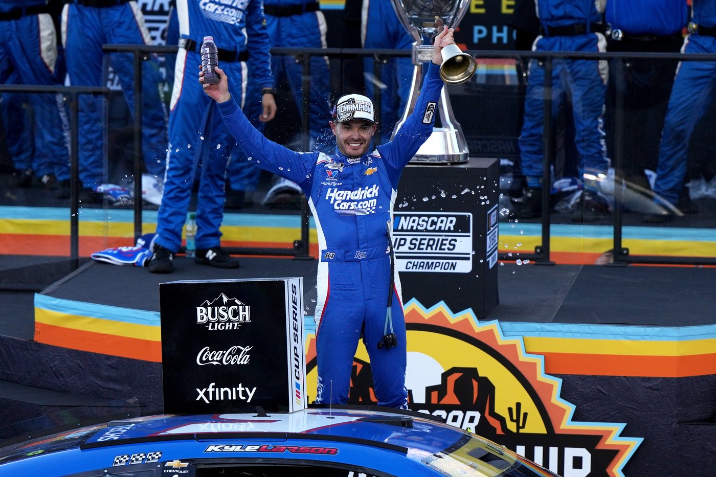 Kyle Larson wins second NASCAR championship, denying Denny Hamlin in overtime | iNFOnews.ca Kyle Larson wins second NASCAR championship, denying Denny Hamlin in overtime | iNFOnews.ca