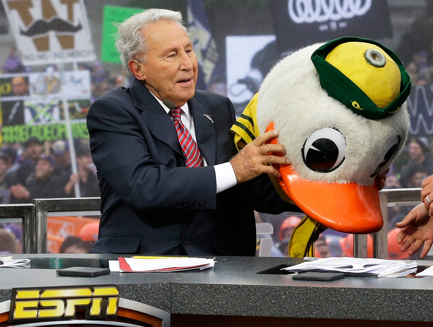 Lee Corso's emotional farewell: His final 'College GameDay' at Ohio State holds special significance | iNFOnews.ca Lee Corso's emotional farewell: His final 'College GameDay' at Ohio State holds special significance | iNFOnews.ca