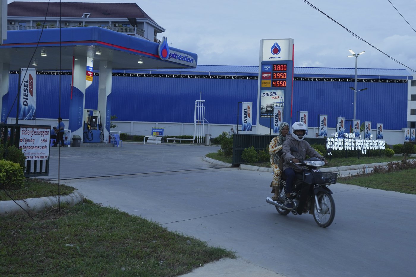 Thailand blocks tourists from entering Cambodia as their border tensions soar | iNFOnews.ca