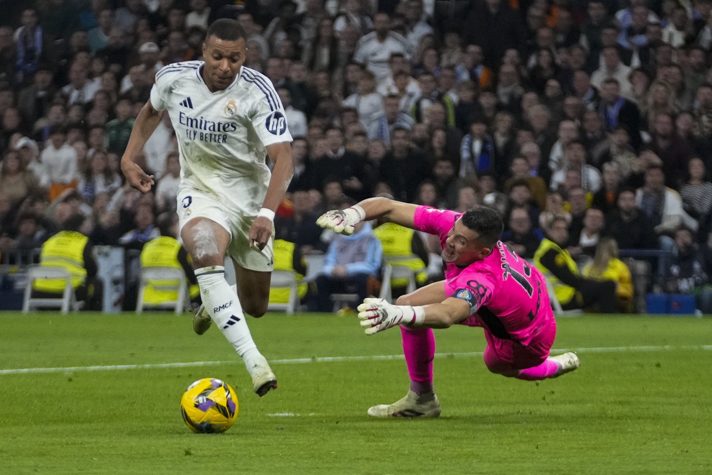 Mbappé and Bellingham respond to unhappy fans with goals in Real Madrid's 2-0 win over Getafe | iNFOnews.ca Mbappé and Bellingham respond to unhappy fans with goals in Real Madrid's 2-0 win over Getafe | iNFOnews.ca