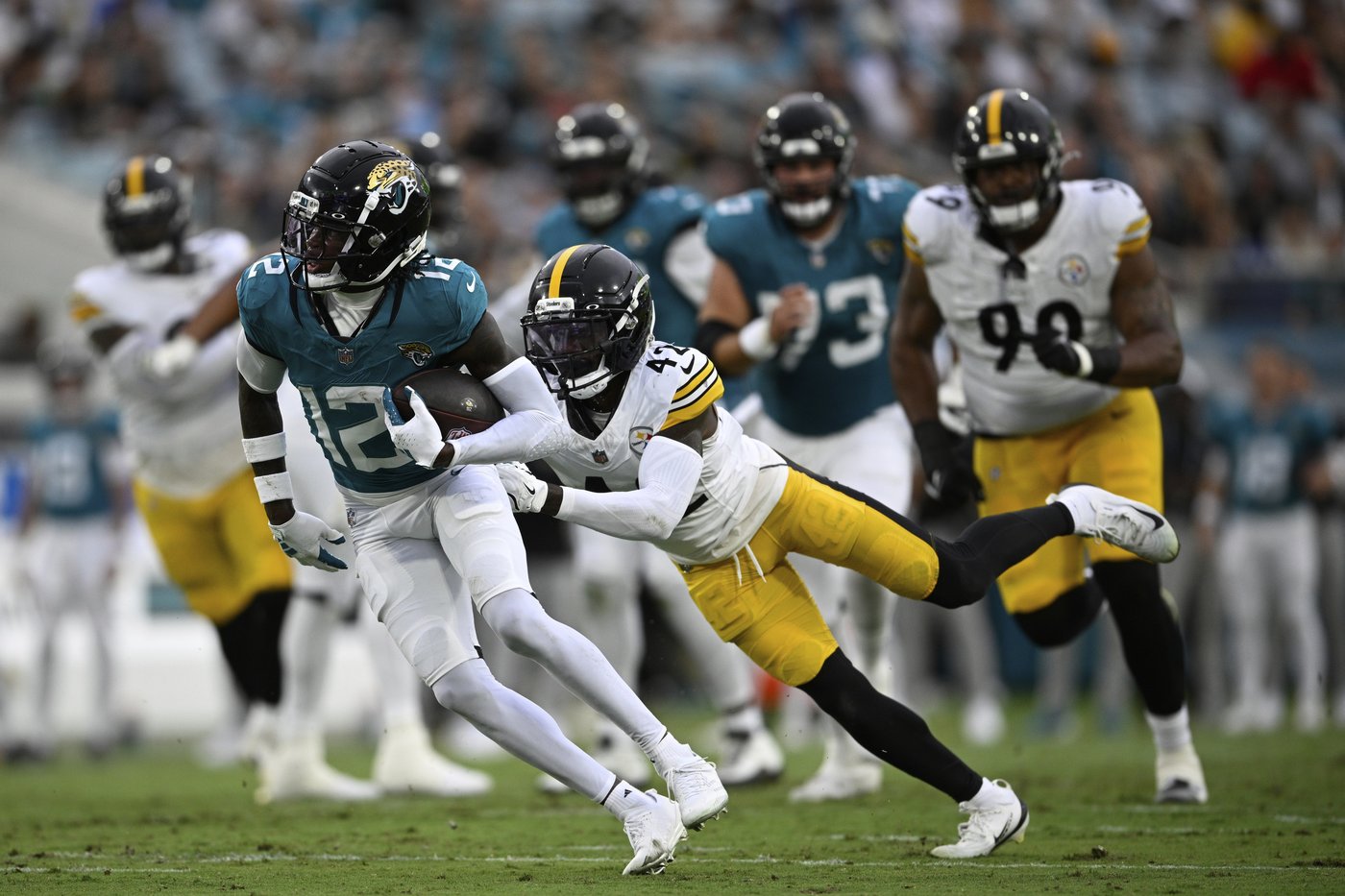 Travis Hunter plays offense and defense in pro debut as Jaguars lose to Steelers in preseason | iNFOnews.ca