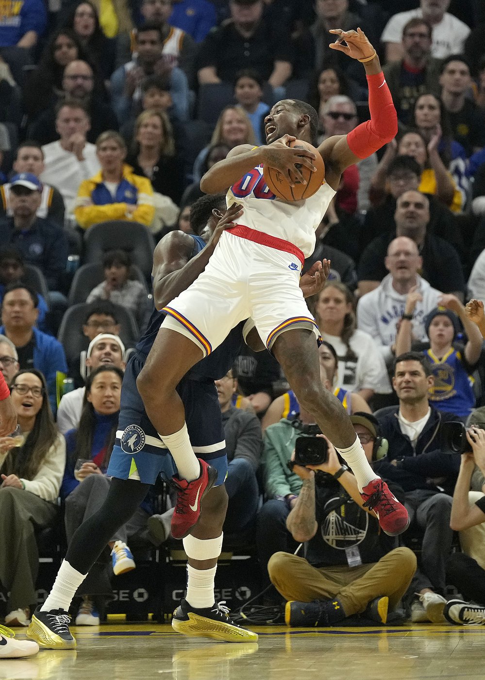 Stephen Curry scores 30 and dishes out eight assists as Warriors beat Timberwolves 114-106 | iNFOnews.ca Stephen Curry scores 30 and dishes out eight assists as Warriors beat Timberwolves 114-106 | iNFOnews.ca
