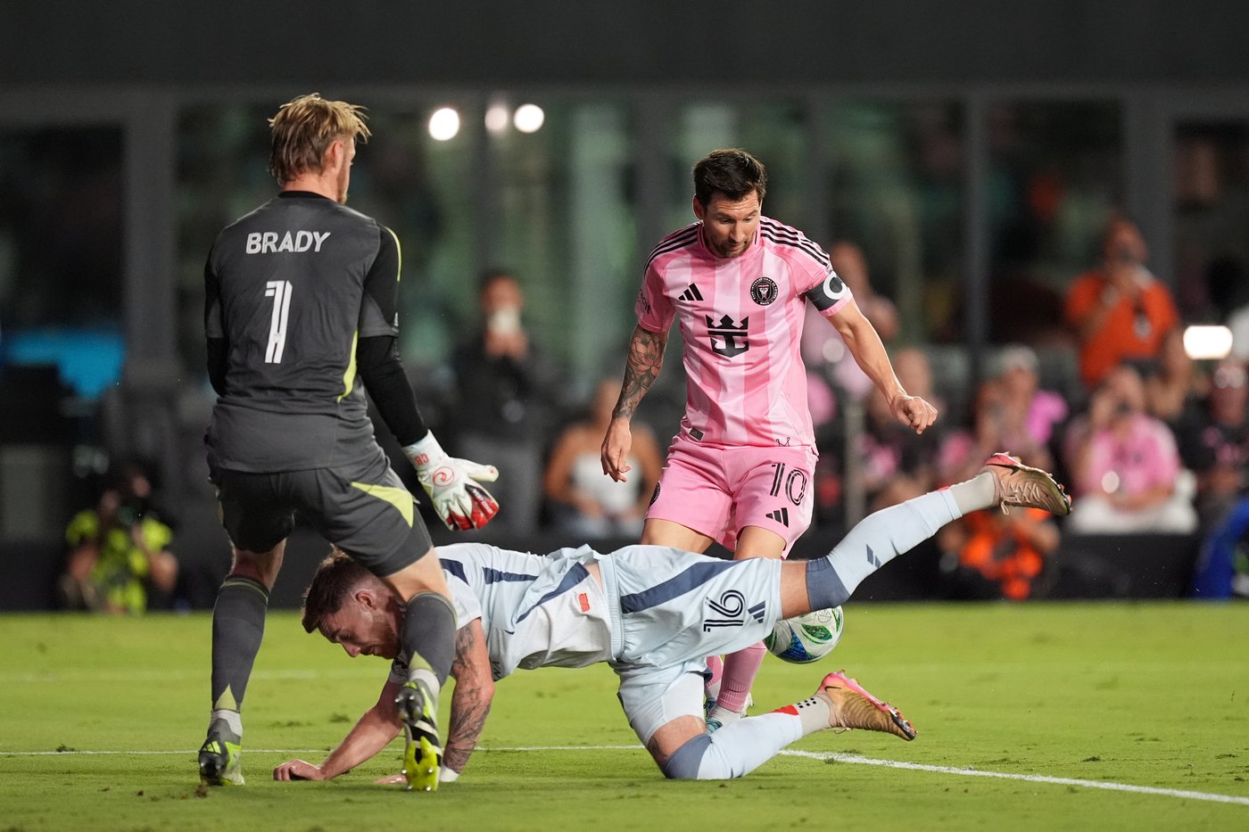 Fire withstand Suárez-led comeback and beat Inter Miami 5-3 to clinch 1st playoff berth since 2017 | iNFOnews.ca