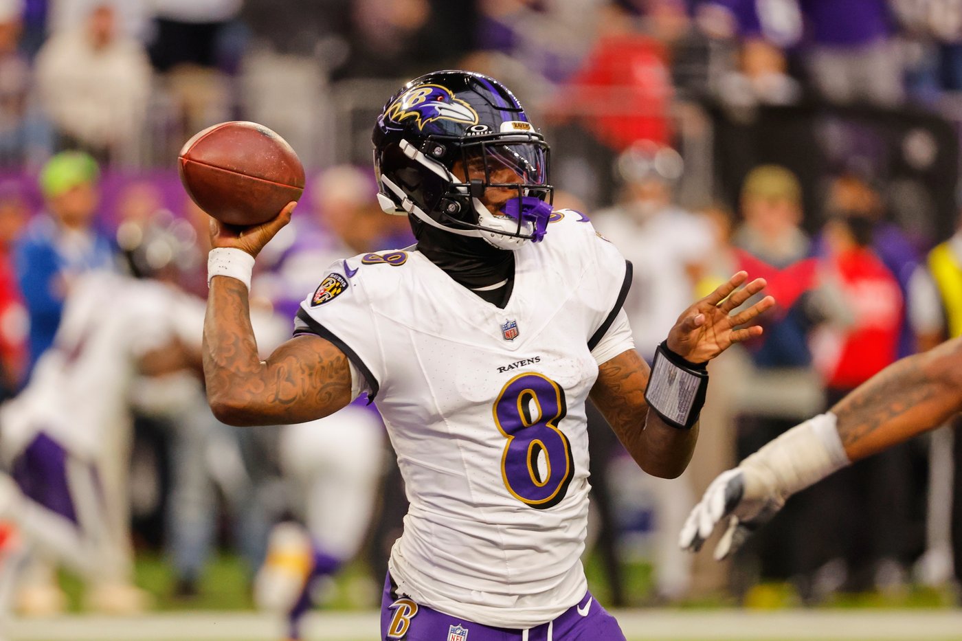 Lamar Jackson returns to practice for the Ravens after missing Wednesday's session with a knee issue | iNFOnews.ca