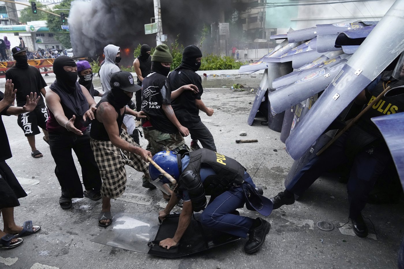 Dozens arrested and hurt in clashes with police near Philippine presidential palace | iNFOnews.ca Dozens arrested and hurt in clashes with police near Philippine presidential palace | iNFOnews.ca