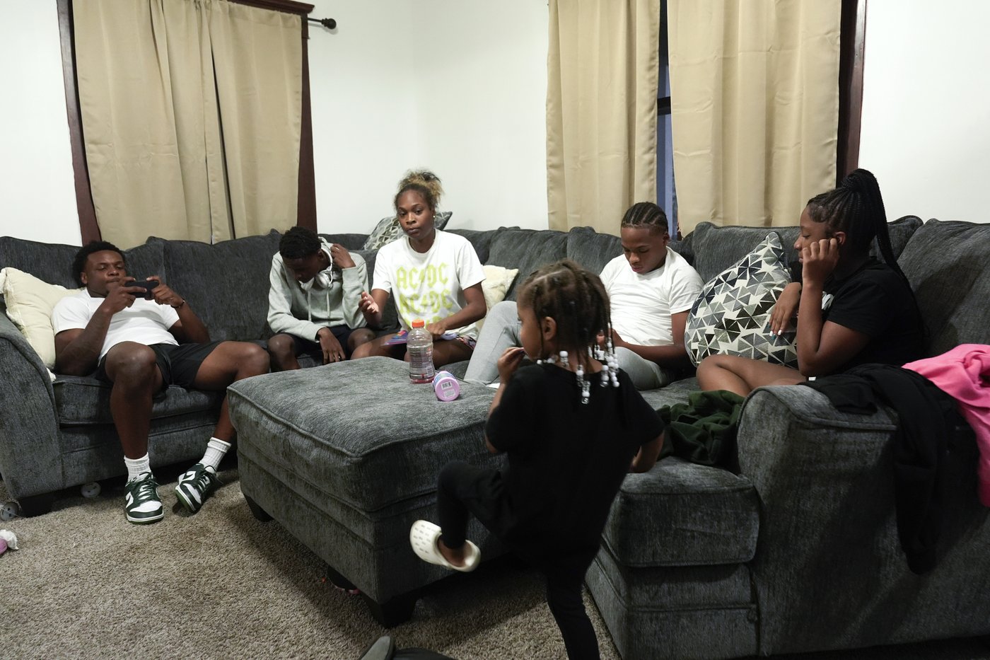 Michigan State football player Armorion Smith heads household with 5 siblings after mother's death | iNFOnews.ca Michigan State football player Armorion Smith heads household with 5 siblings after mother's death | iNFOnews.ca