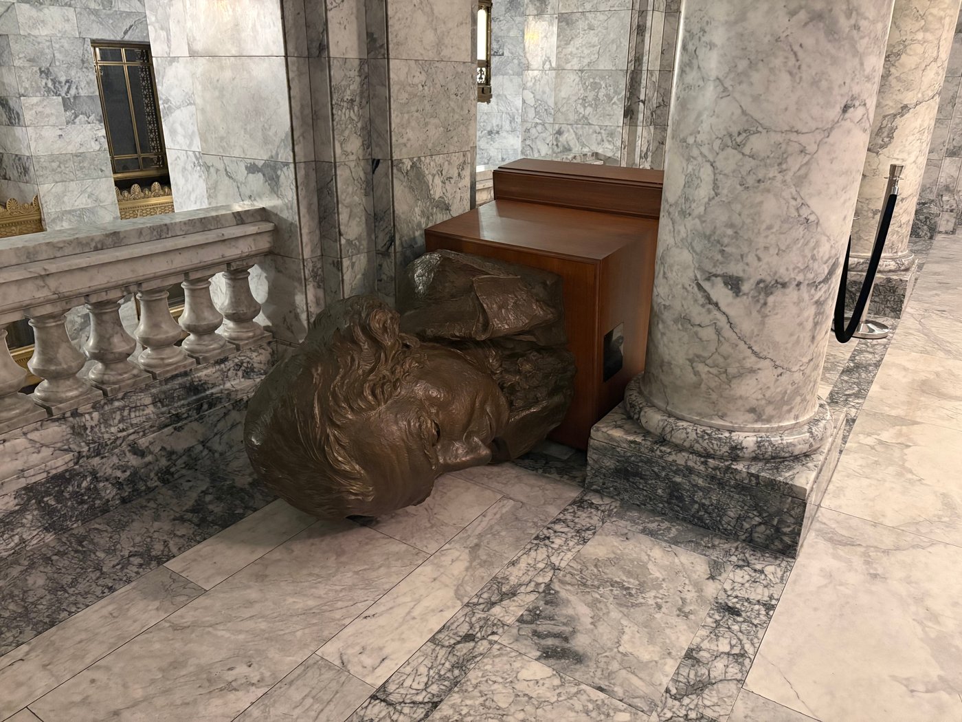 Intruder with mental health issues vandalizes Washington state Capitol | iNFOnews.ca Intruder with mental health issues vandalizes Washington state Capitol | iNFOnews.ca