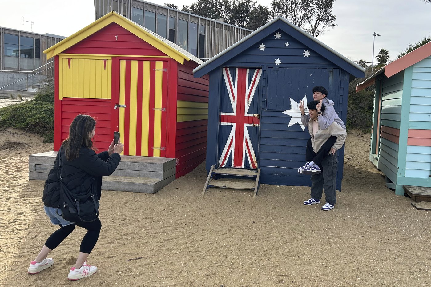 Australia's iconic beach boxes lack the comforts of home but can cost more than a house | iNFOnews.ca Australia's iconic beach boxes lack the comforts of home but can cost more than a house | iNFOnews.ca