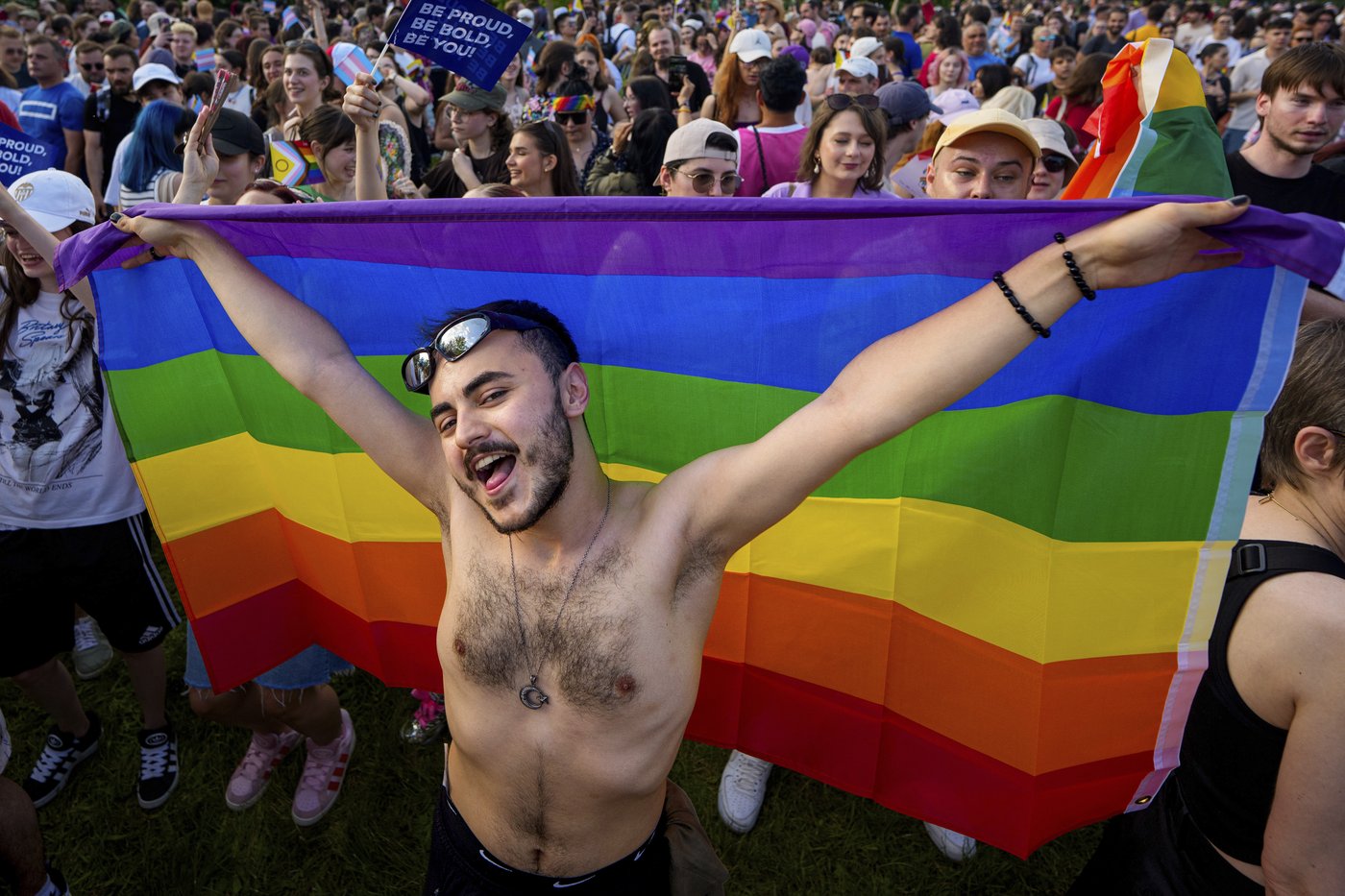 Bucharest gay pride march turns 20 as LGBTQ+ Romanians face growing hostility from right-wing groups | iNFOnews.ca Bucharest gay pride march turns 20 as LGBTQ+ Romanians face growing hostility from right-wing groups | iNFOnews.ca