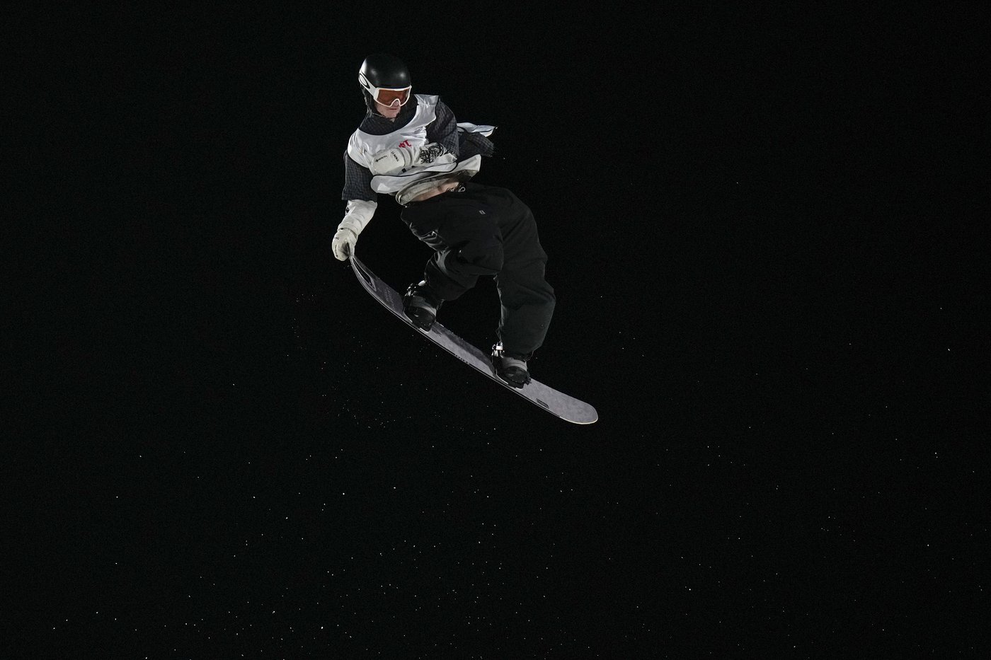 Canadian teen snowboarder Eli Bouchard soars to first World Cup gold medal | iNFOnews.ca