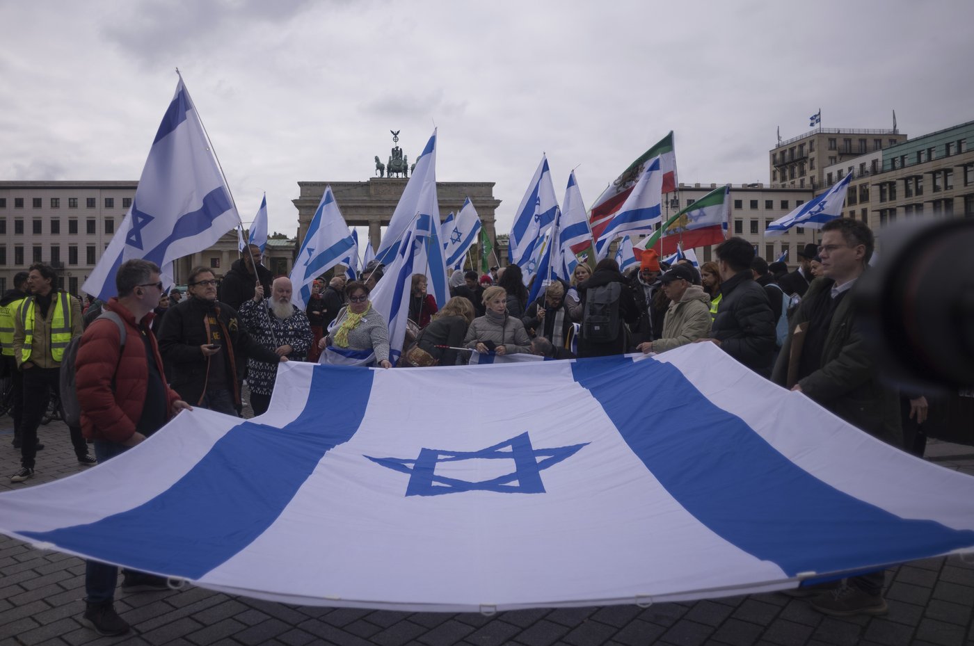 Pro-Palestinian and pro-Israeli crowds rally across the world on the eve of Oct. 7 anniversary | iNFOnews.ca