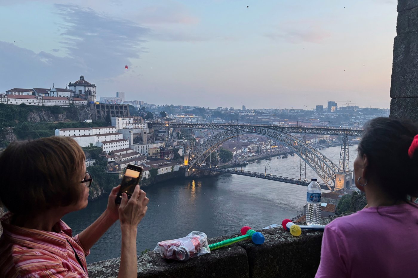 Porto celebrates the summer and a beloved saint with plastic hammers, sardines and leeks | iNFOnews.ca Porto celebrates the summer and a beloved saint with plastic hammers, sardines and leeks | iNFOnews.ca