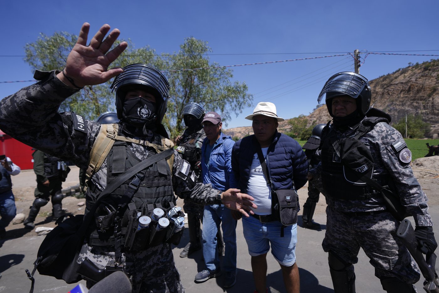Bolivia's government accuses supporters of ex-President Evo Morales of taking 200 soldiers hostage | iNFOnews.ca Bolivia's government accuses supporters of ex-President Evo Morales of taking 200 soldiers hostage | iNFOnews.ca