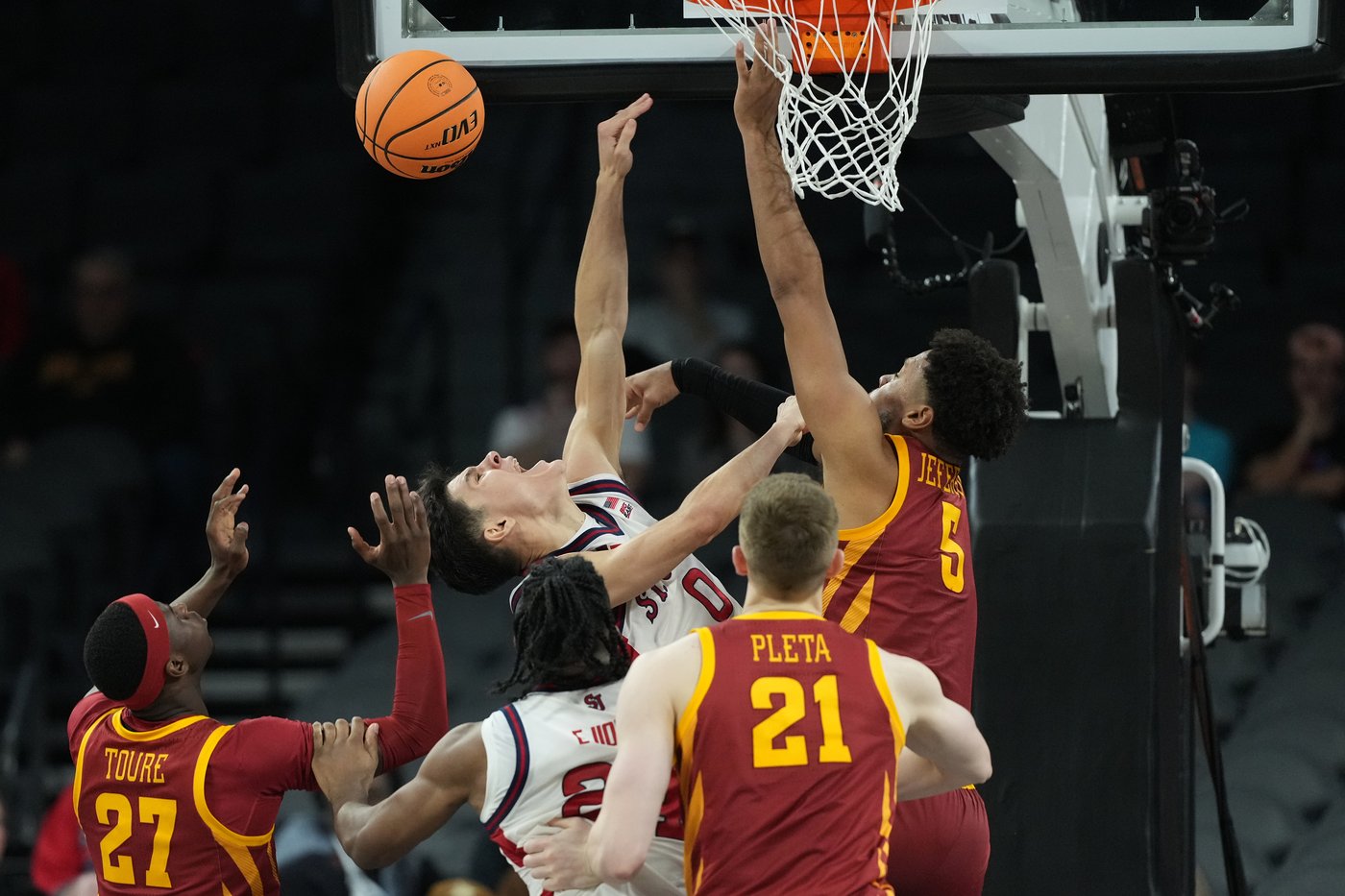 No. 15 Iowa State remains unbeaten with 83-82 victory over No. 14 St. John's in Players Era tourney | iNFOnews.ca No. 15 Iowa State remains unbeaten with 83-82 victory over No. 14 St. John's in Players Era tourney | iNFOnews.ca