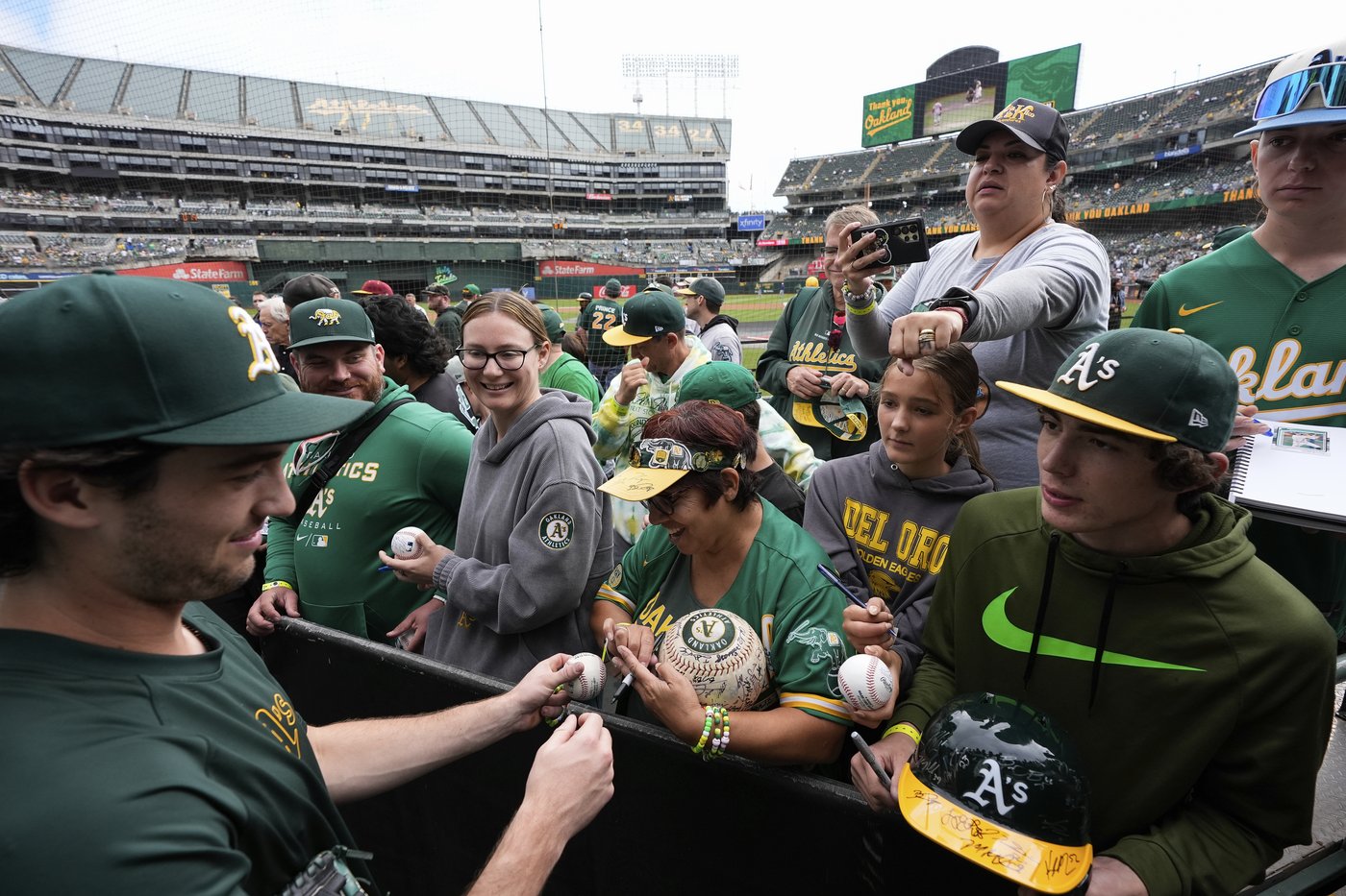 Athletics bid emotional farewell to Oakland Coliseum that they called home since 1968 | iNFOnews.ca