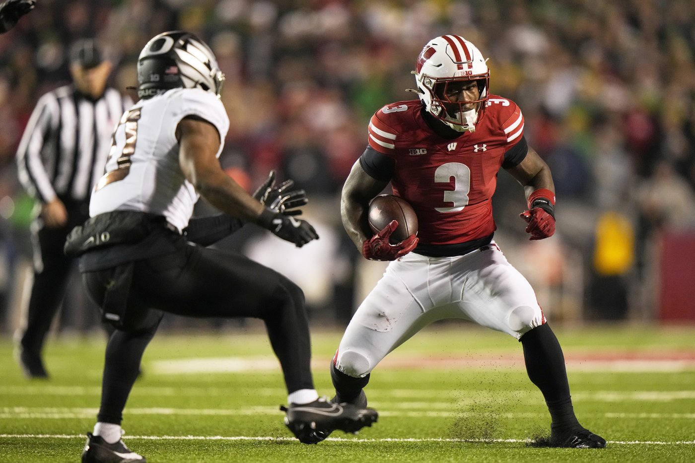 No. 1 Oregon rallies in 4th quarter to beat Wisconsin 16-13 | iNFOnews.ca No. 1 Oregon rallies in 4th quarter to beat Wisconsin 16-13 | iNFOnews.ca