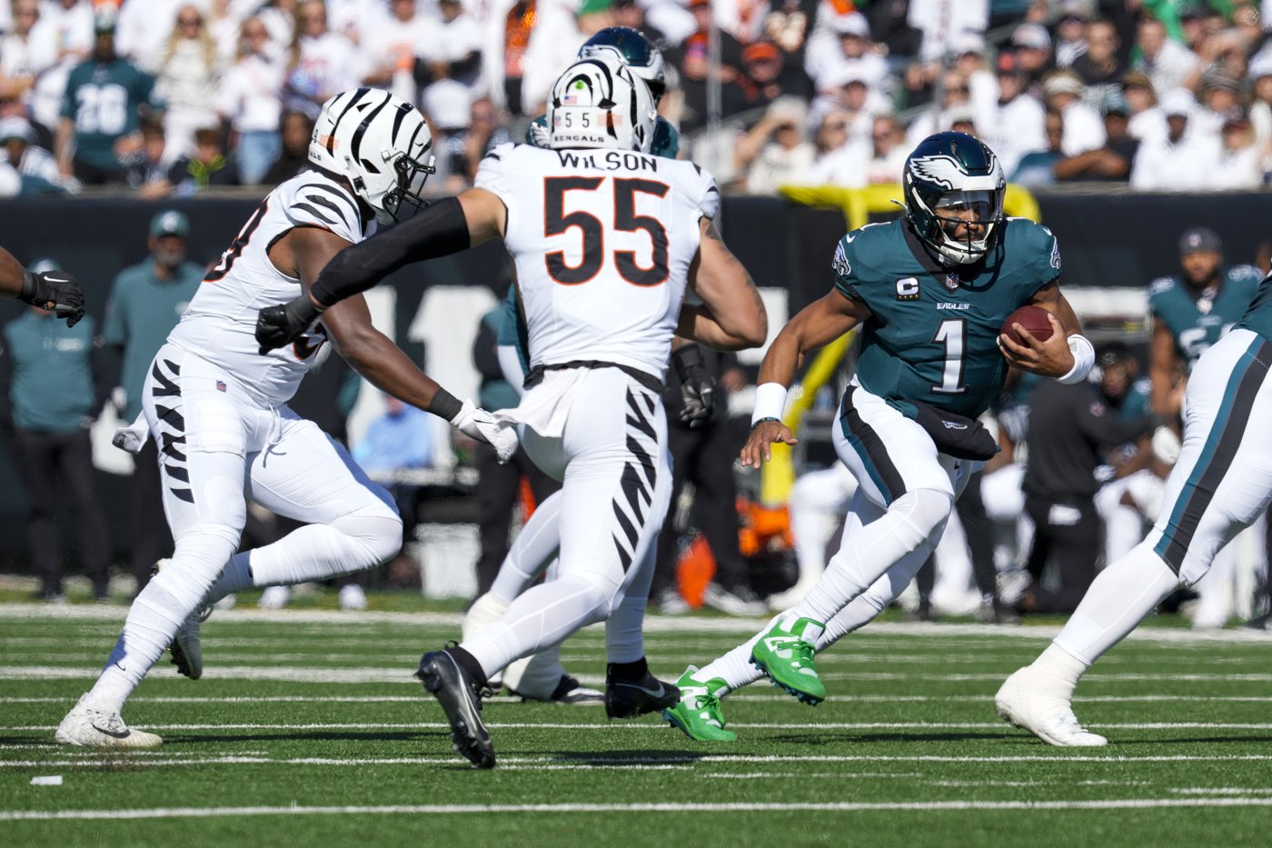 Eagles QB Hurts' mismatched cleats and stout performance puts Bengals in knots | iNFOnews.ca Eagles QB Hurts' mismatched cleats and stout performance puts Bengals in knots | iNFOnews.ca