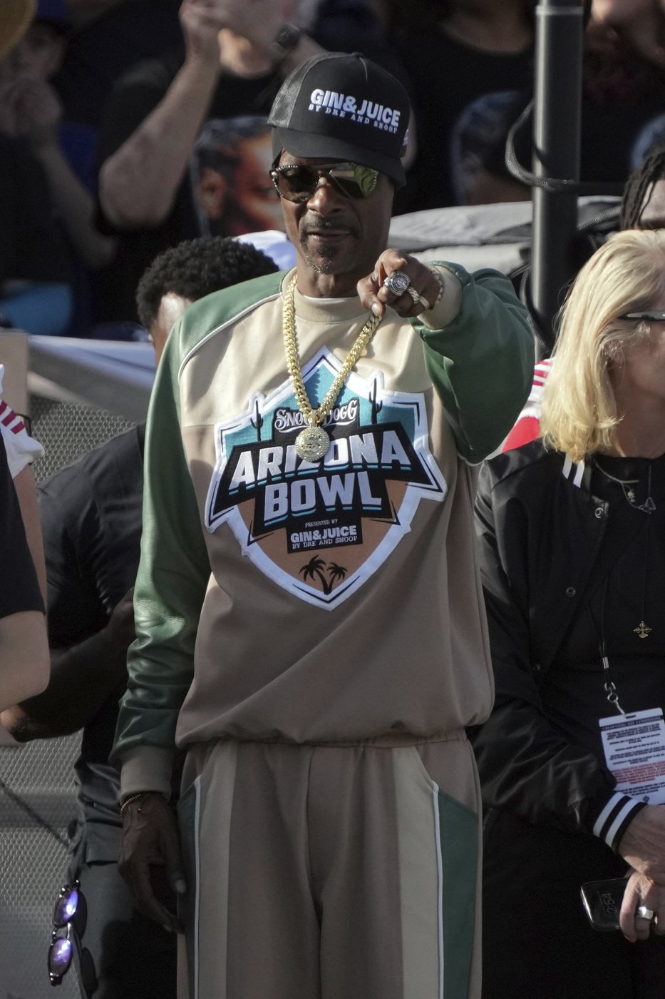 Snoop's game: Snoop Dogg thrills the crowd in the bowl that bears his name | iNFOnews.ca