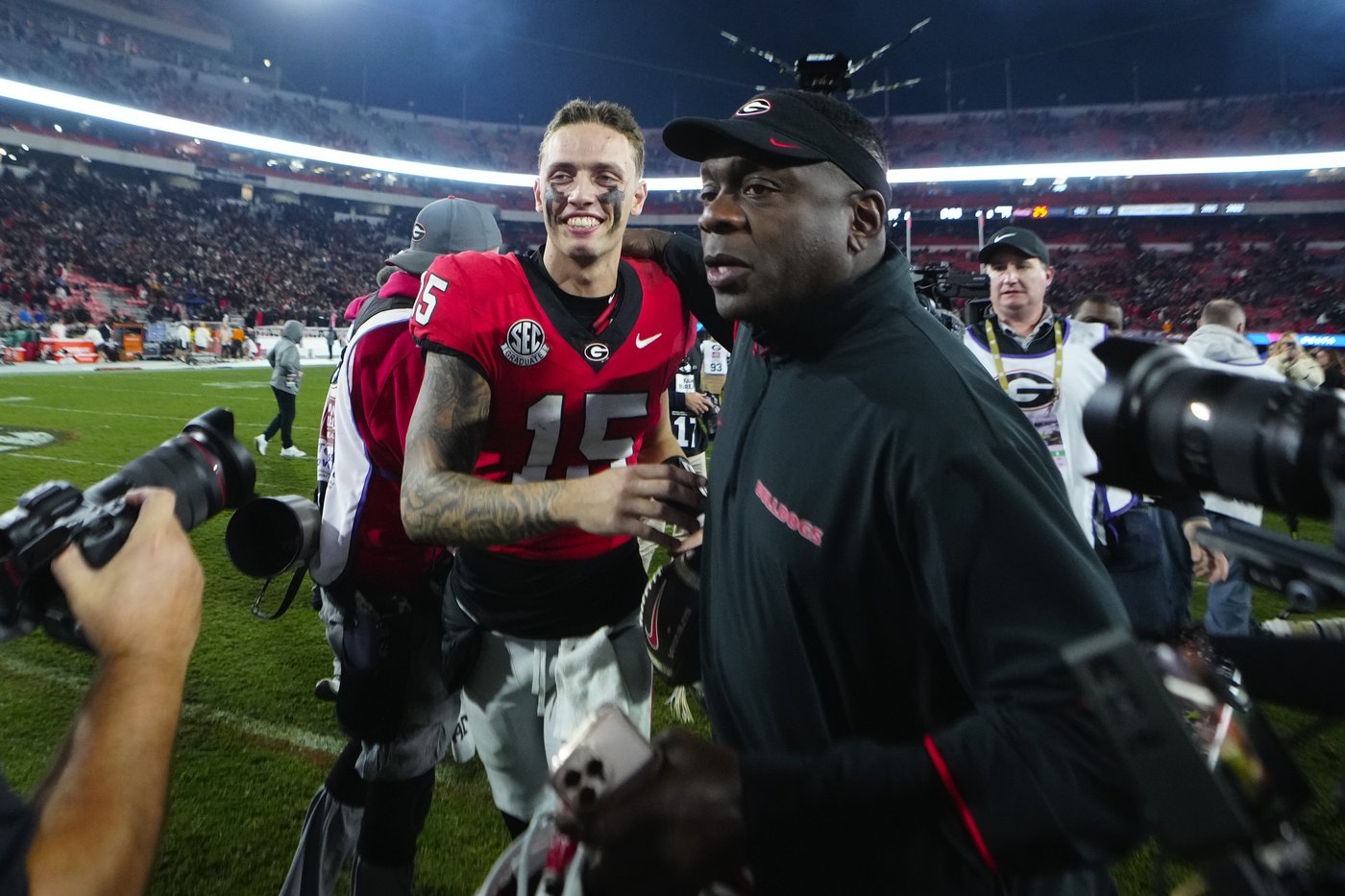 Beck throws for 2 TDs, runs for another to lead No. 11 Georgia past No. 6 Tennessee 31-17 | iNFOnews.ca