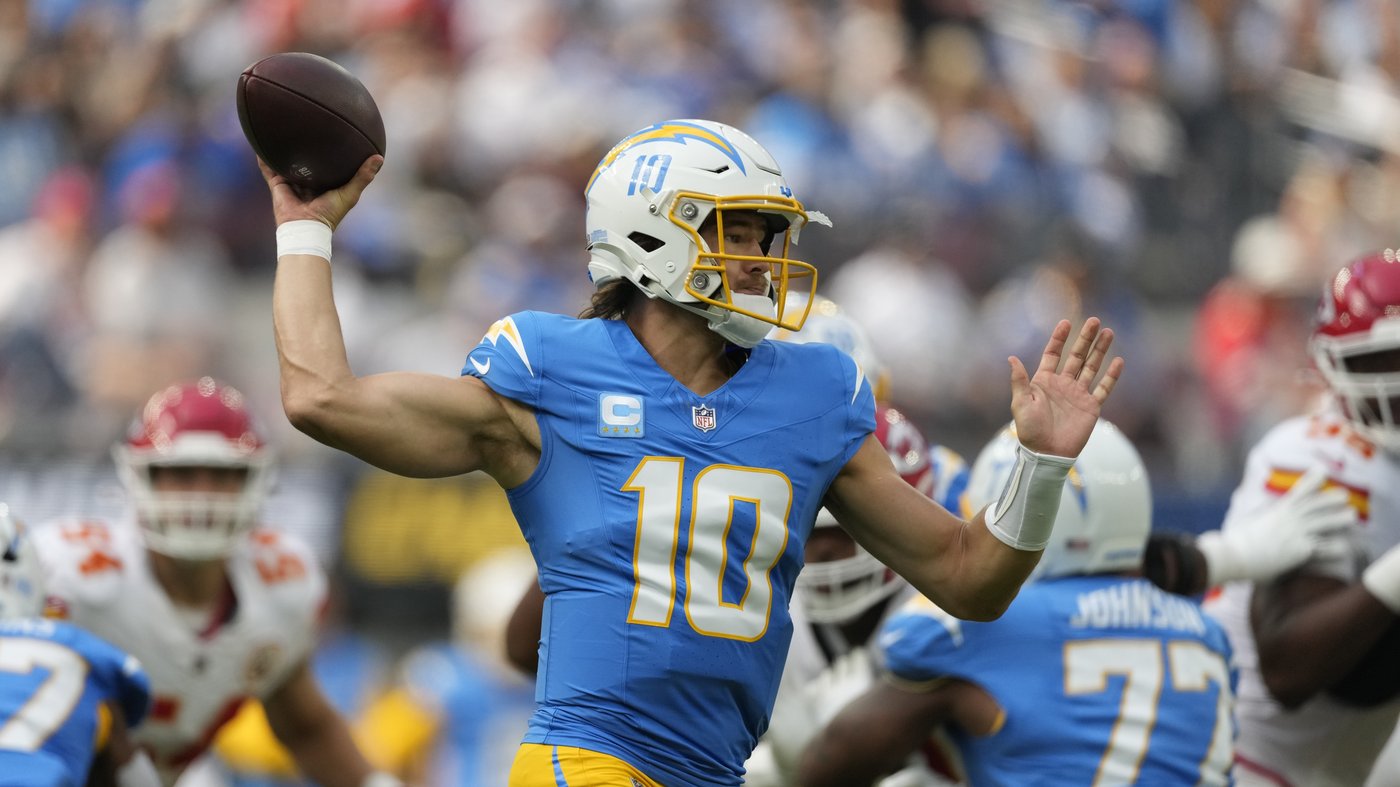 With two backup tackles and a sprained ankle, Justin Herbert perseveres in the Chargers' narrow loss | iNFOnews.ca With two backup tackles and a sprained ankle, Justin Herbert perseveres in the Chargers' narrow loss | iNFOnews.ca