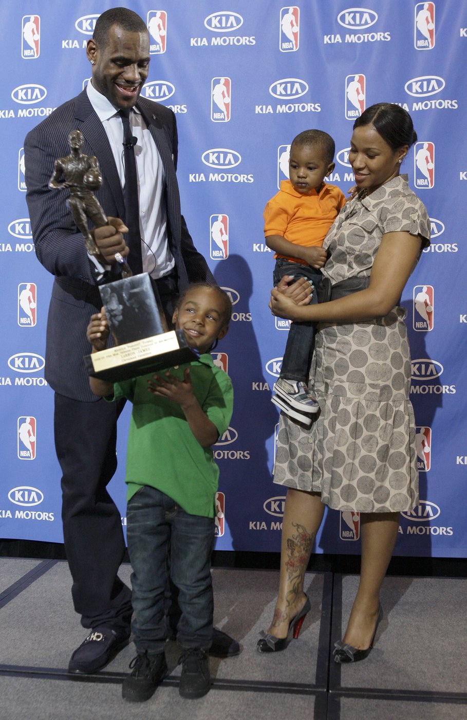 Bronny James feels love in Cleveland, scores first NBA points in childhood arena | iNFOnews.ca