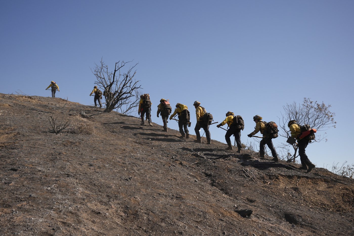 Ash and other dangers mean LA area residents who fled fires a week ago won't be going home soon | iNFOnews.ca Ash and other dangers mean LA area residents who fled fires a week ago won't be going home soon | iNFOnews.ca