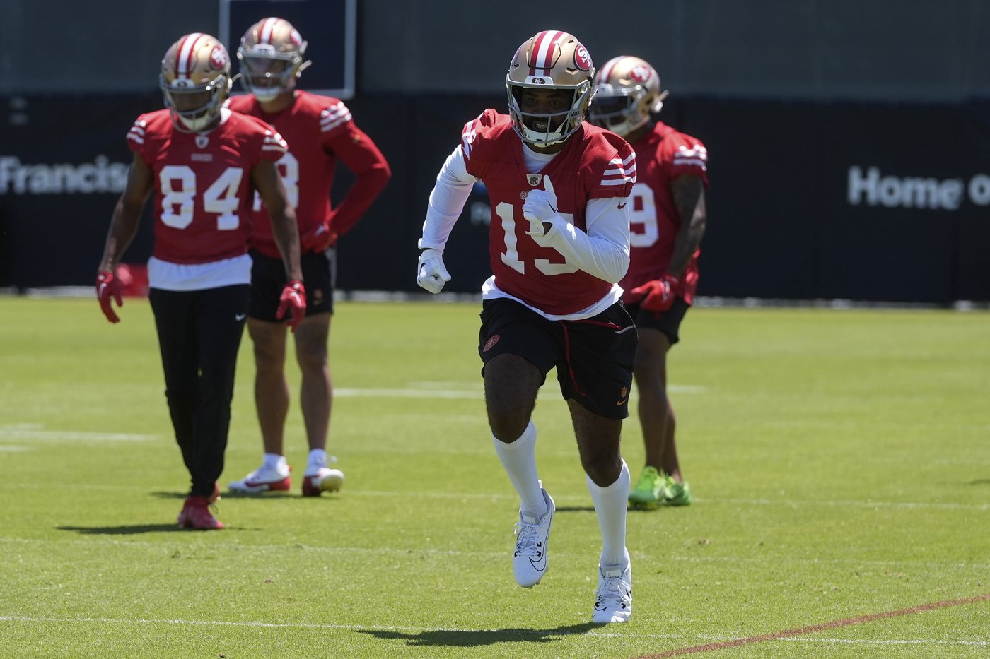 49ers receiver Jauan Jennings reports to training camp seeking a new contract | iNFOnews.ca