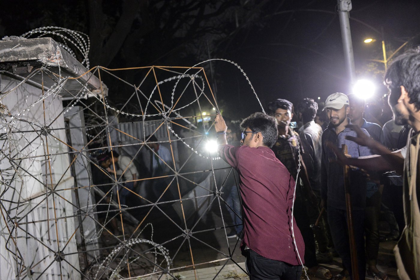 Bangladeshi protesters storm and destroy a house linked to exiled former prime minister Hasina | iNFOnews.ca