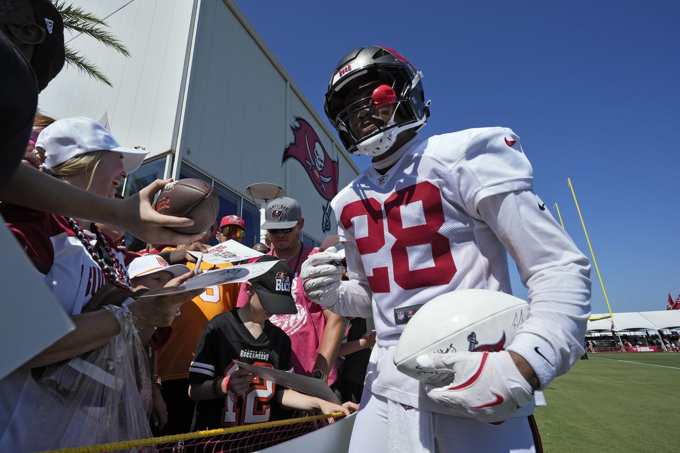 Shilo Sanders makes his presence felt in his debut with the Tampa Bay Buccaneers | iNFOnews.ca