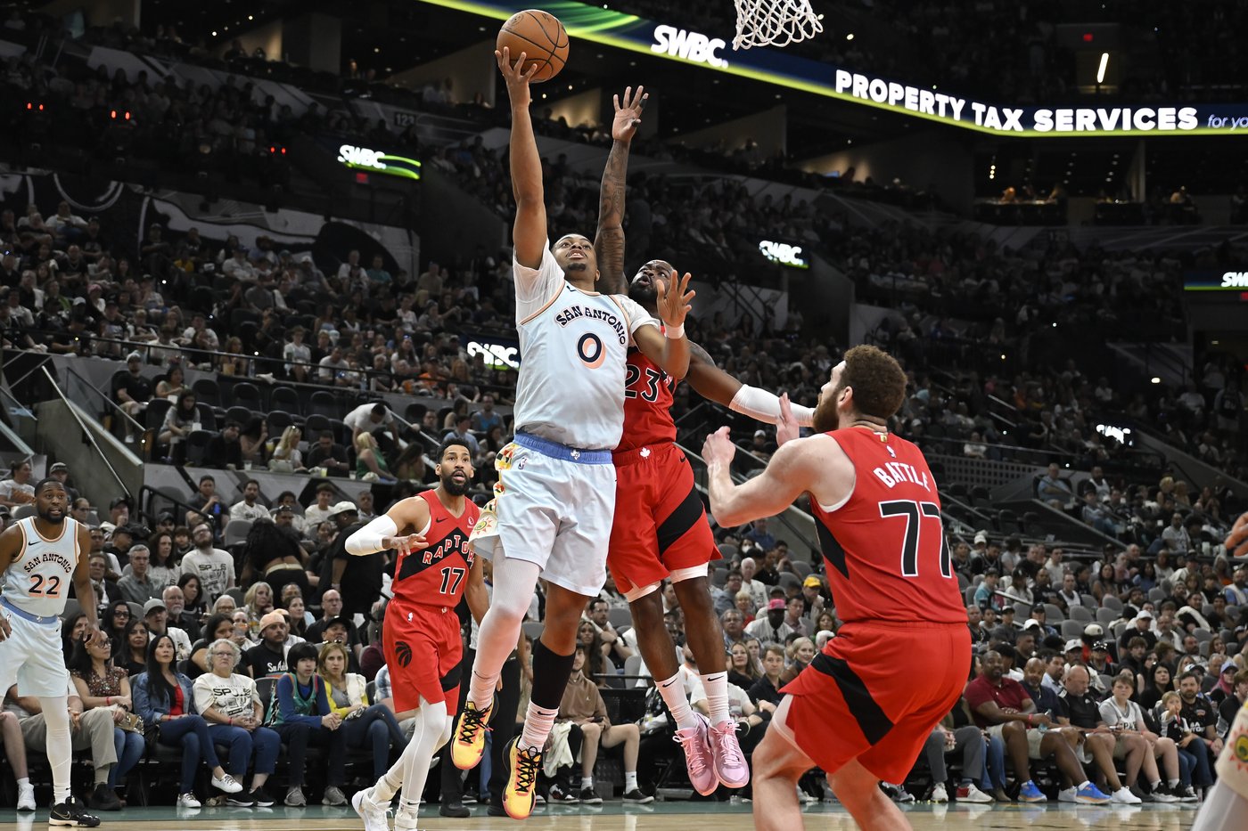 Spurs rally from a 22-point deficit to beat the Raptors 125-118 | iNFOnews.ca