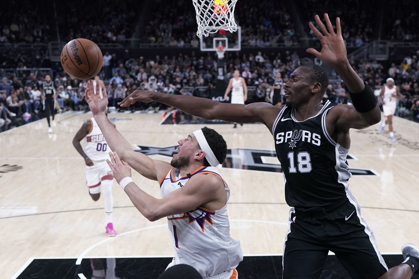 Spurs beat the Suns 120-109 hours after losing star Wembanyama due to a blood clot in his shoulder | iNFOnews.ca