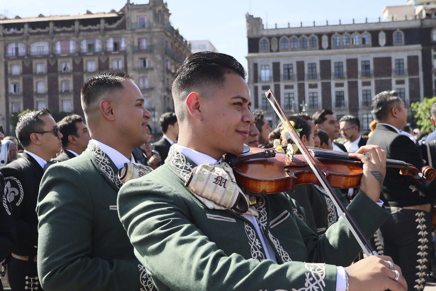More than 1,000 mariachis belt out classics like 'Cielito Lindo' in a Mexico City plaza | iNFOnews.ca More than 1,000 mariachis belt out classics like 'Cielito Lindo' in a Mexico City plaza | iNFOnews.ca