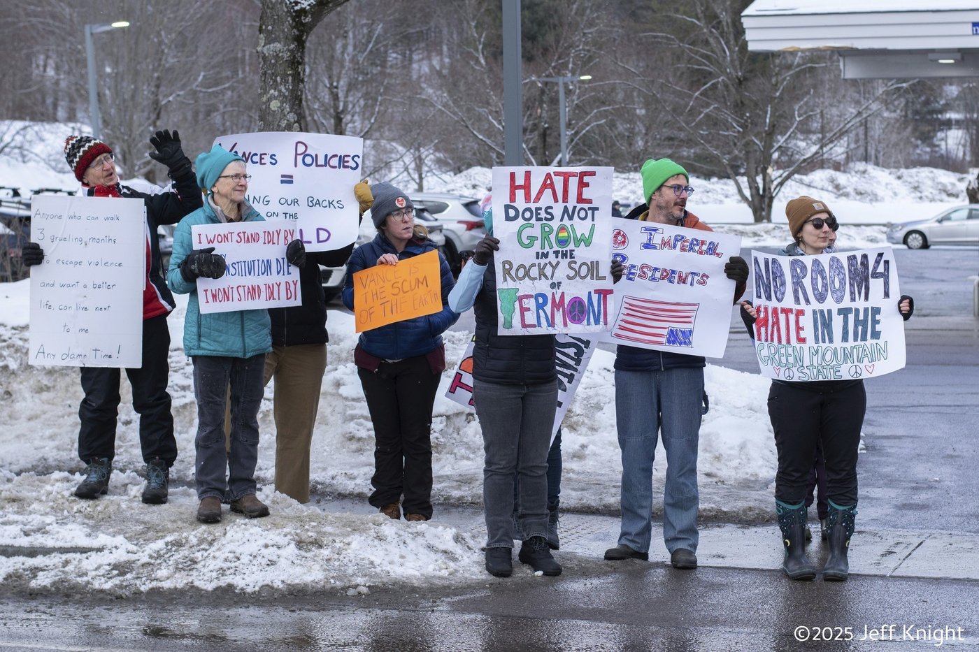 Crowds protest near Vermont ski resort where JD Vance planned vacation with family | iNFOnews.ca Crowds protest near Vermont ski resort where JD Vance planned vacation with family | iNFOnews.ca