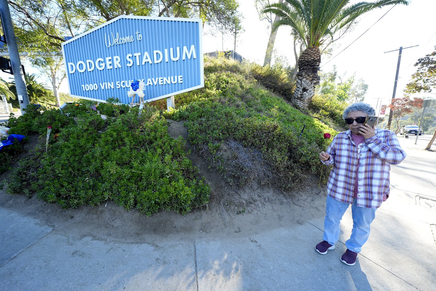 Angelenos mourn Mexican-born pitcher Fernando Valenzuela, who starred for the Dodgers in the 1980s | iNFOnews.ca Angelenos mourn Mexican-born pitcher Fernando Valenzuela, who starred for the Dodgers in the 1980s | iNFOnews.ca