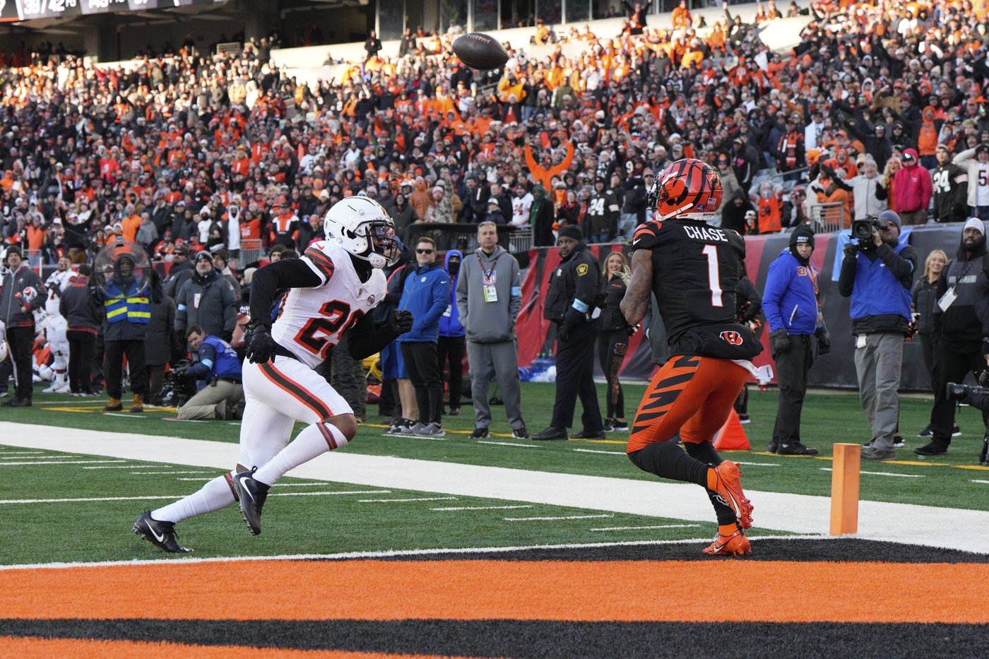 Burrow throws 3 TD passes and Bengals keep playoff hopes alive with 24-6 victory over Browns | iNFOnews.ca